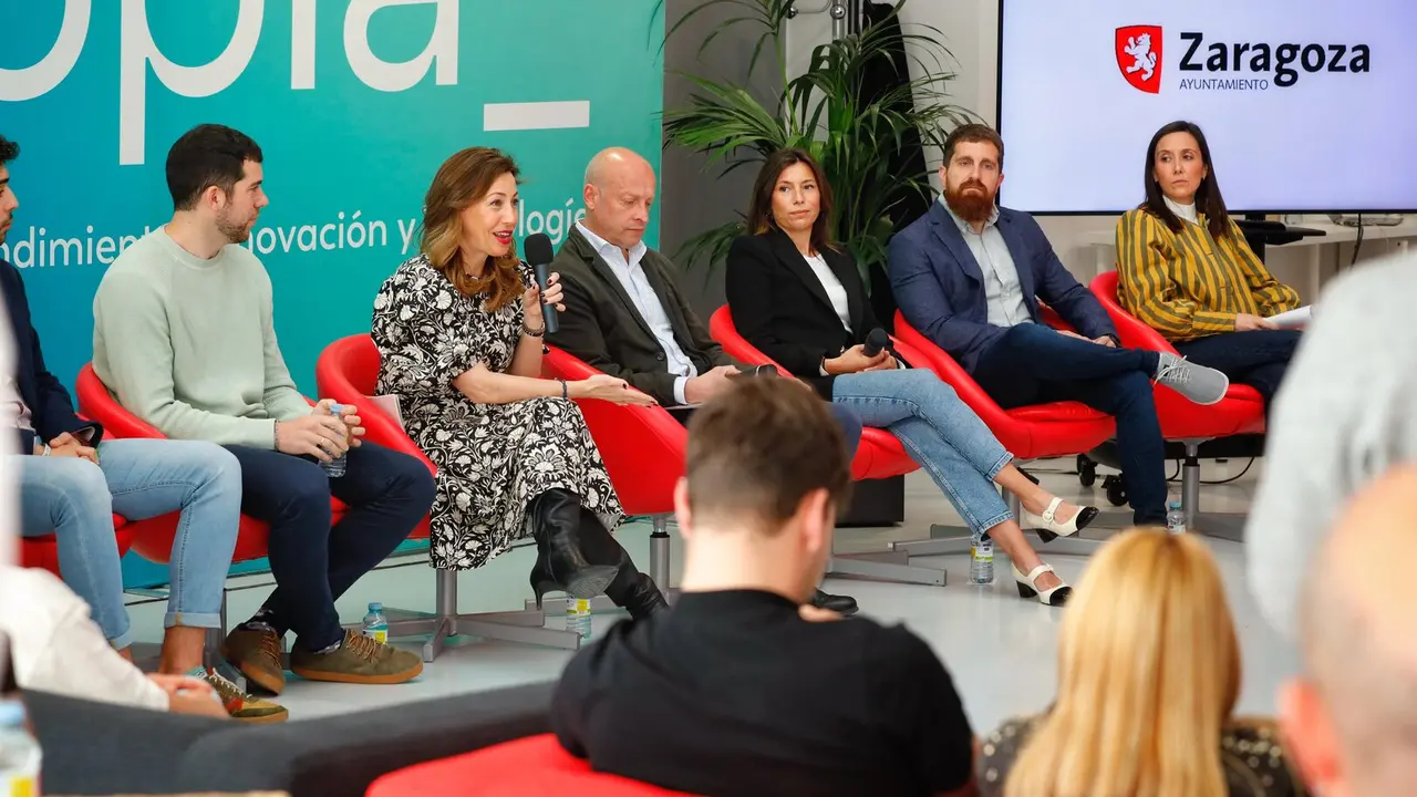 La alcaldesa de Zaragoza, Natalia Chueca, durante el D&iacute;a del Emprendimiento. AZ