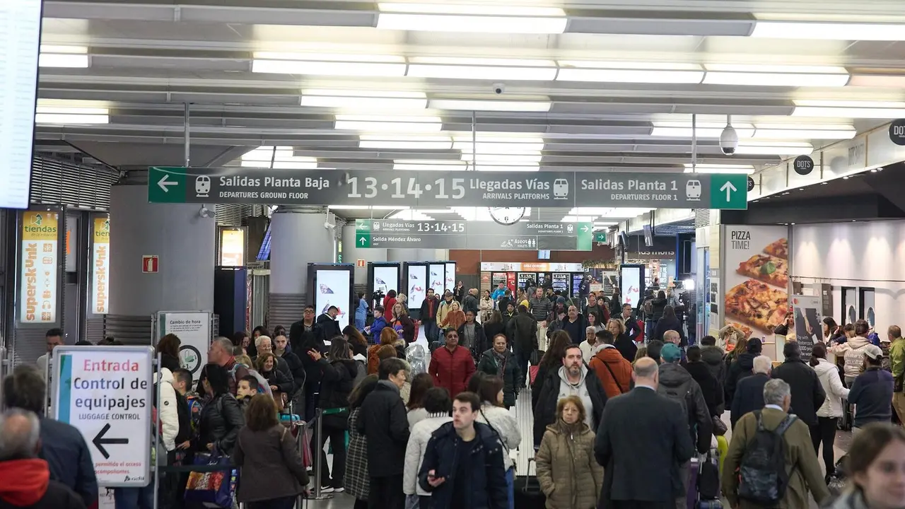 Un grupo de personas con maletas en una de las instalaciones de Atocha con motivo de la segunda fase de la operaci&oacute;n Salida por Semana Santa en la Estaci&oacute;n de Atocha /EP