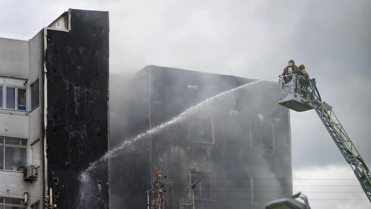 Efectivos de bomberos trabajan en la extinci&oacute;n de un incendio en un edificio de Castell&oacute;. - &Aacute;NGEL S&Aacute;NCHEZ / EUROPA PRESS