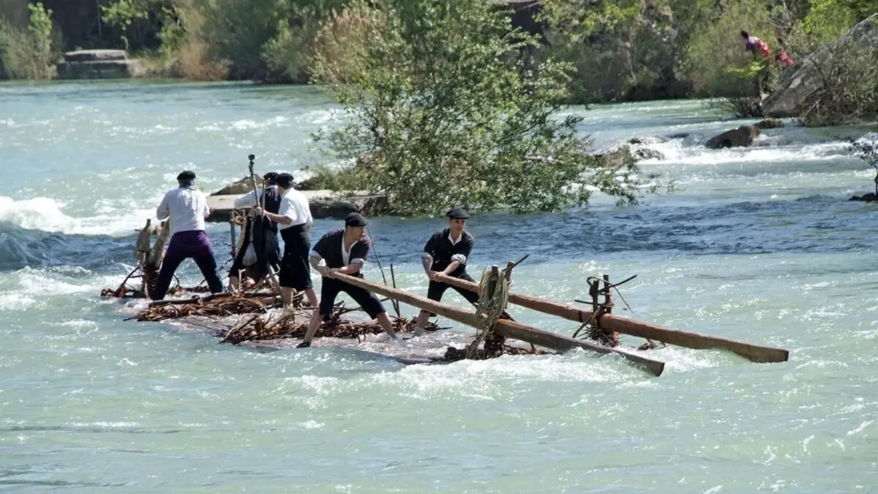 Imagen de archivo del descenso de nabatas por el r&iacute;o G&aacute;llego. / NABATEROS DE LA GALLIGUERA