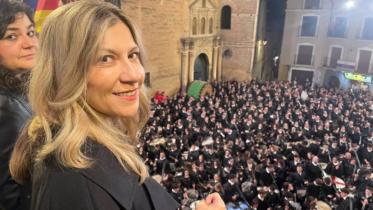 Mar Vaquero en el balc&oacute;n del Ayuntamiento de Albalate del Arzobispo (Teruel), en la 'Rompida de la Hora'. / GOBIERNO DE ARAG&Oacute;N