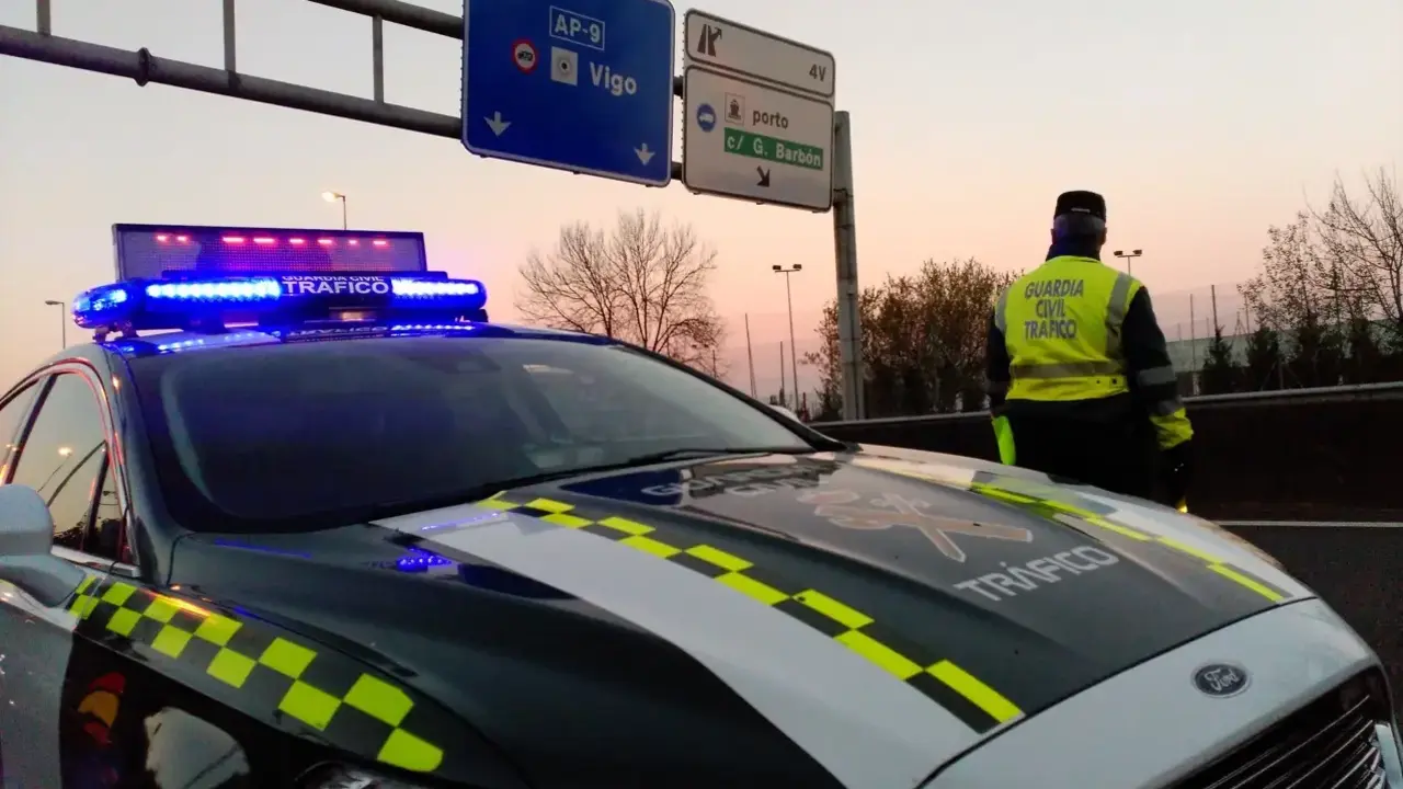 Imagen de una patrulla de tr&aacute;fico de la Guardia Civil vigilando la carretera /H.A.