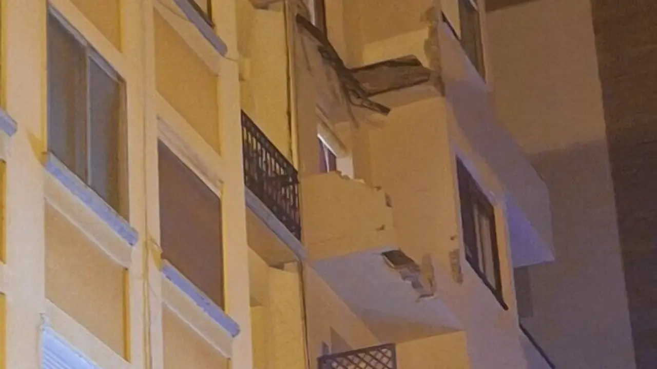 Un balc&oacute;n se cae de un quinto piso en Zaragoza.