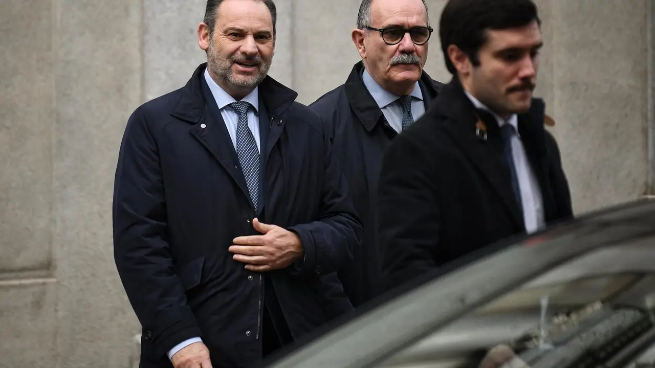 El ex ministro de Transportes Jos&eacute; Luis &Aacute;balos (1i) sale de declarar al Tribunal Supremo, a 20 de febrero de 2025, en Madrid (Espa&ntilde;a) - Fernando S&aacute;nchez - Europa Press - Archivo