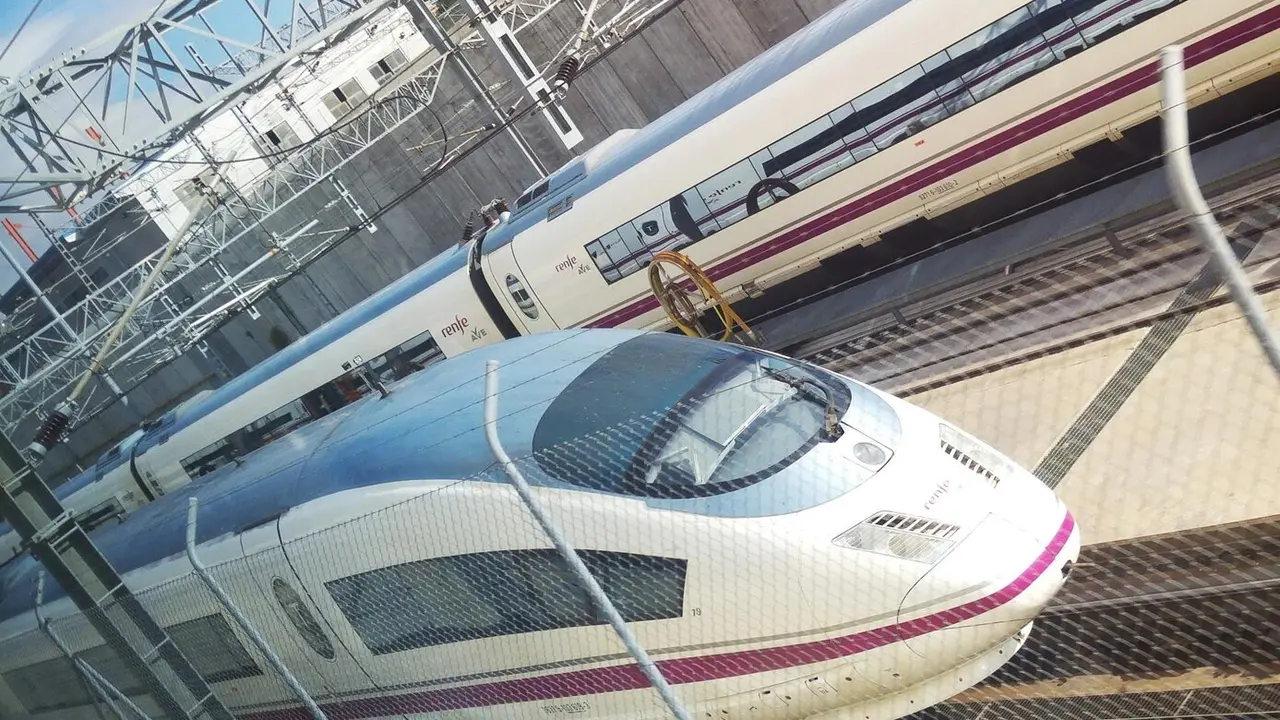Archivo - AVE, tren, v&iacute;as, transporte, alta velocidad, viajar, estaci&oacute;n - EUROPA PRESS