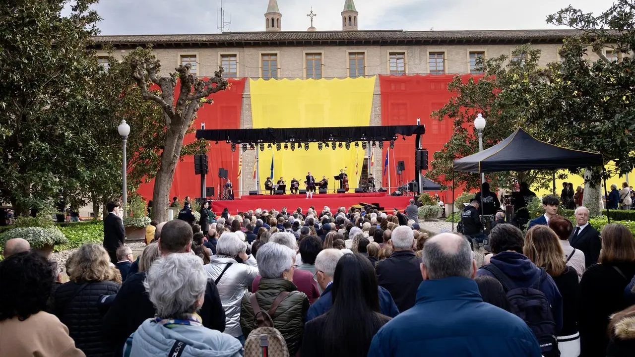 Acto 'Arag&oacute;n, tierra de jotas' en el que se ha desplegado una gran bandera de la Comunidad en los jardines del edificio Pignatelli con motivo de la conmemoraci&oacute;n del 23 abril. - FABI&Aacute;N SIM&Oacute;N