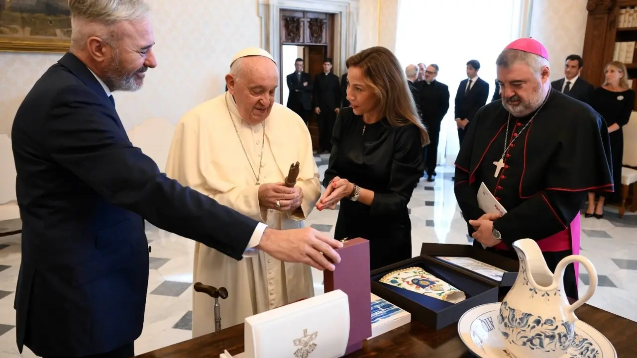 El presidente aragon&eacute;s, Jorge Azc&oacute;n, y la alcaldesa de Zaragoza, Natalia Chueca, en su visita al papa Francisco en El Vaticano