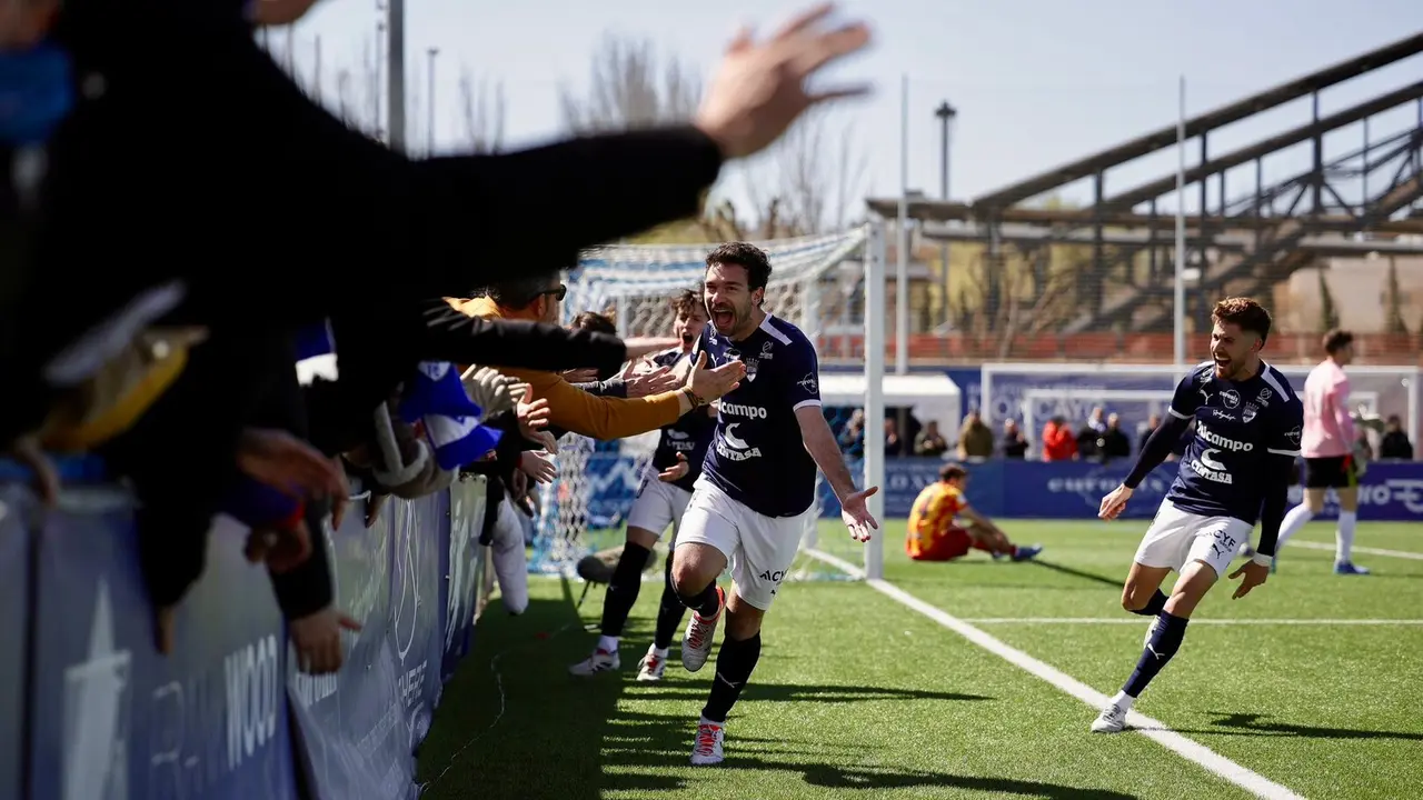 Jugadores del Utebo celebrando un gol con su afici&oacute;n / Utebo CF