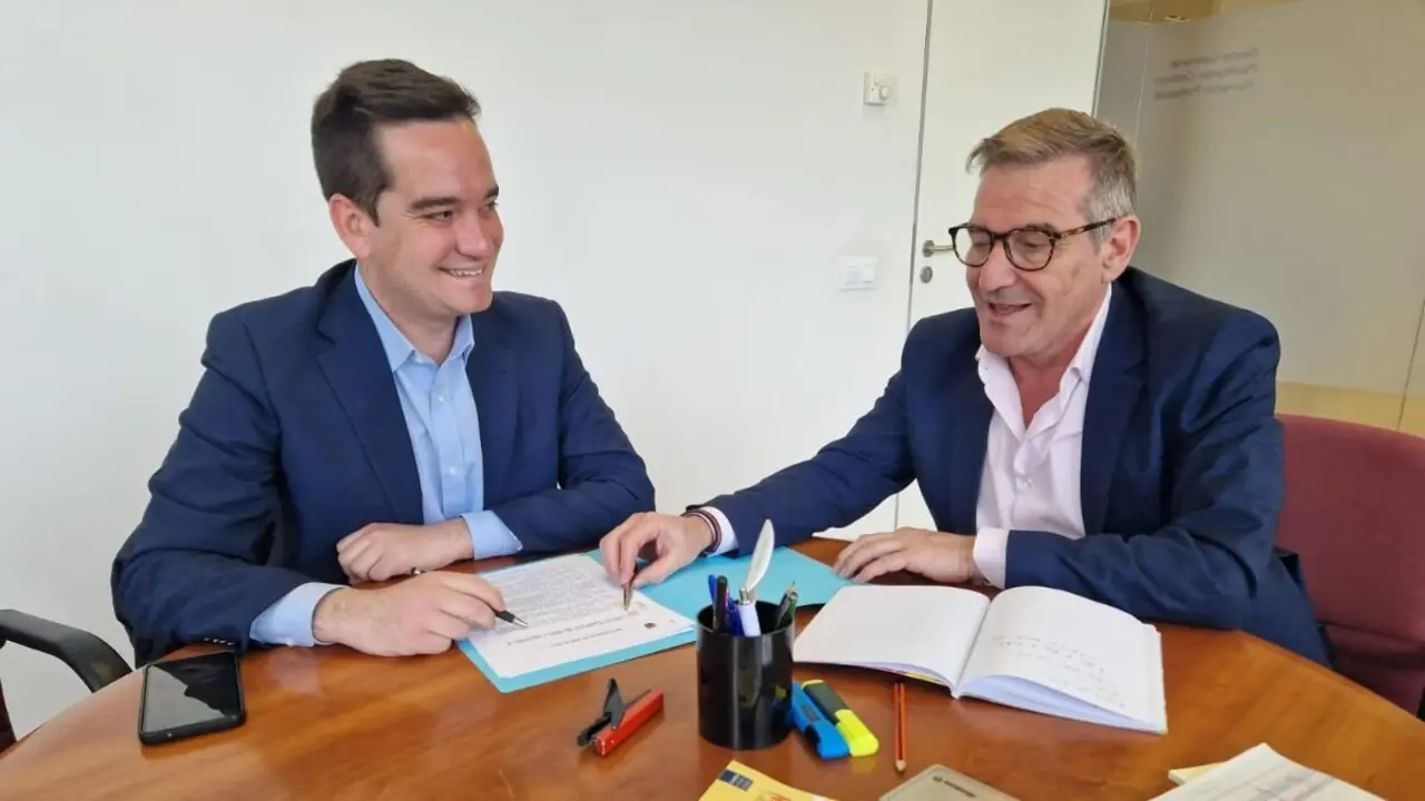 Pablo Blanquet, alcalde de Pina de Ebro (izquierda), con Luis Mallada, director general de Planificaci&oacute;n./ HA