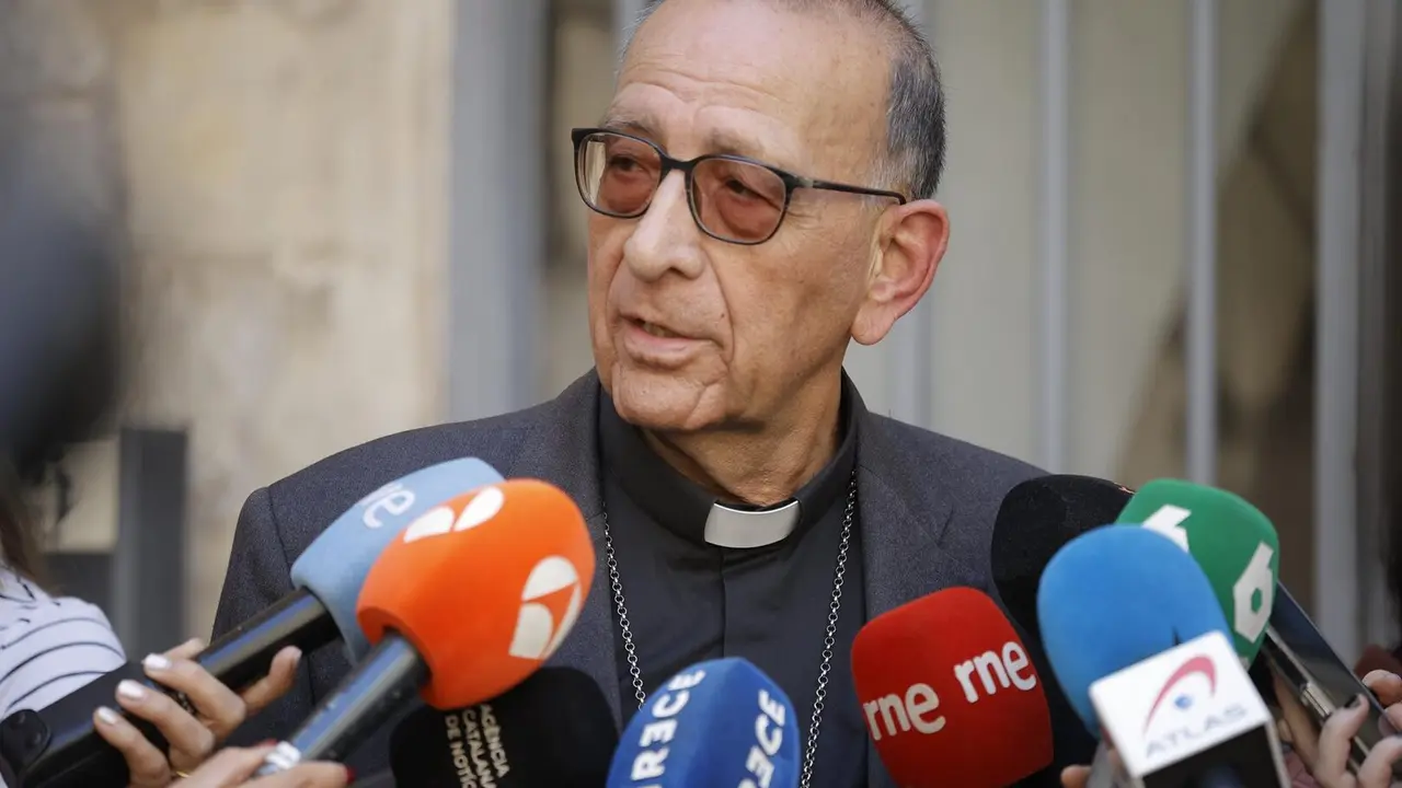 El arzobispo de Barcelona, Juan Jos&eacute; Omella, ofrece declaraciones a los medios tras la muerte del Papa, a 21 de abril de 2025, en Barcelona, Catalu&ntilde;a (Espa&ntilde;a) - Kike Rinc&oacute;n - Europa Press