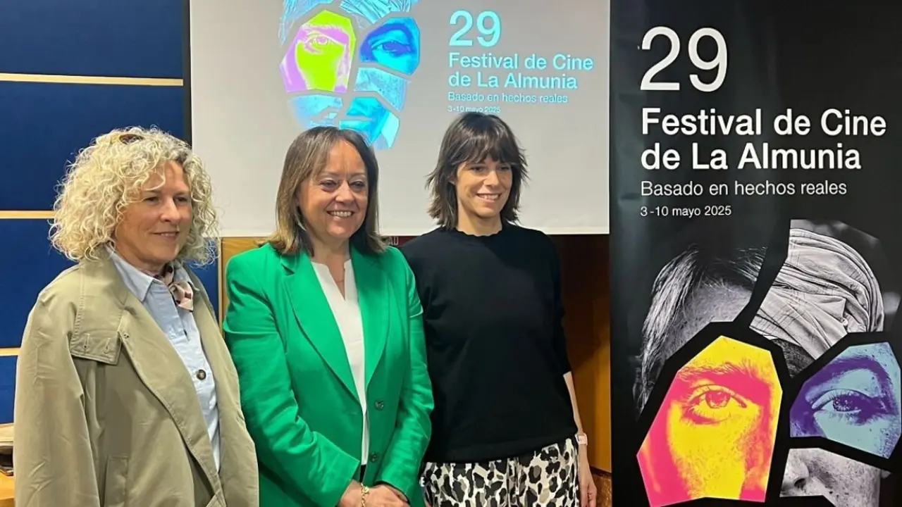 De izquierda a derecha, Marisa Mart&iacute;nez, concejal de Cultura de La Almunia; Charo L&aacute;zaro, DPZ; y Carmen Pem&aacute;n, directora del festival. / DPZ