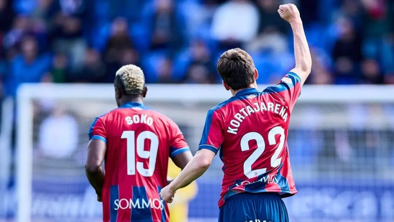 Kortajarena celebrando su gol ante el Racing de Santander / SD Huesca