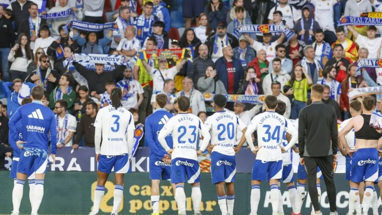 Jugadores del Real Zaragoza ante la afici&oacute;n desplazada a Valencia / LaLiga