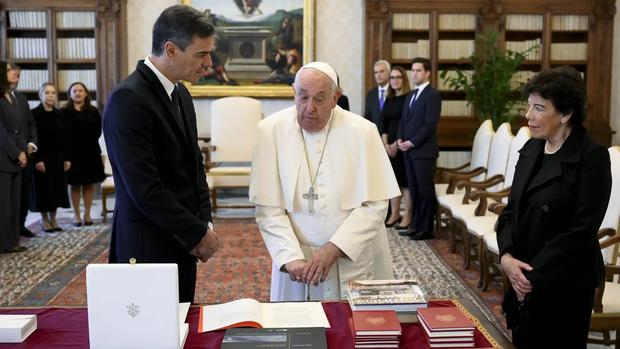 El presidente del Gobierno, Pedro S&aacute;nchez, el Papa Francisco y la embajadora espa&ntilde;ola en el Vaticano, Isabel Cela&aacute;. / EP