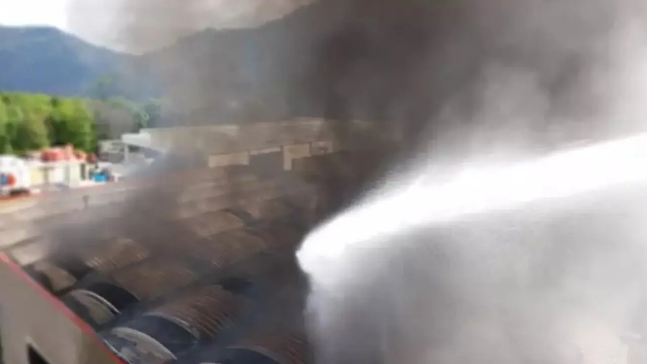 Incendio en una nave industrial en el pol&iacute;gono de La Canya en Olot (Girona)
- BOMBERS DE LA GENERALITAT