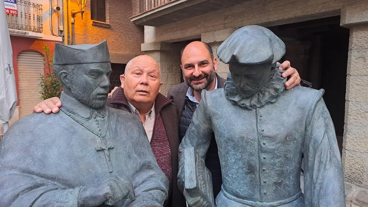 El artista Tom&aacute;s Roures y el alcalde de Barbastro, Fernando Torres, junto a las esculturas de los Hermanos Argensola. - AYUNTAMIENTO