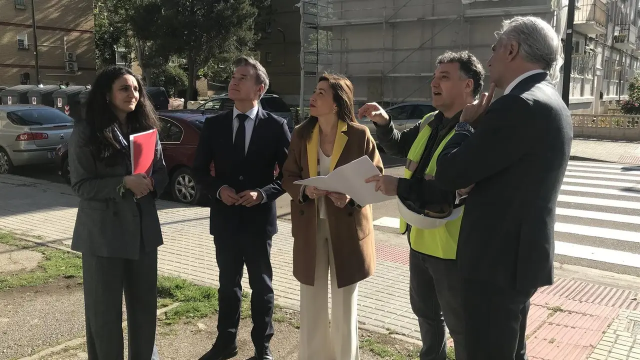 La alcaldesa de Zaragoza, Natalia Chueca visita la rehabilitaci&oacute;n de viviendas en Balsas de Ebro Viejo - EUROPA PRESS