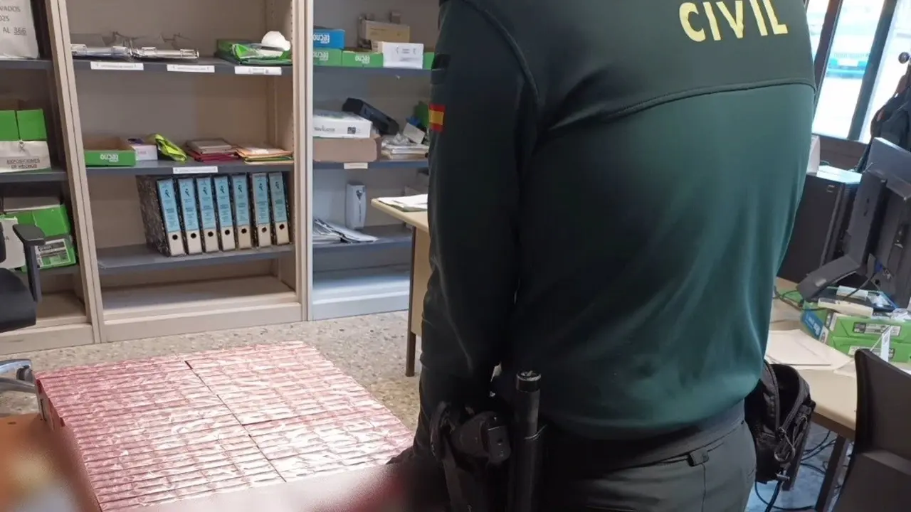 La Guardia Civil se incauta en Fraga (Huesca) de 341 paquetes de tabaco introducidos en Espa&ntilde;a de forma ilegal. - GUARDIA CIVIL