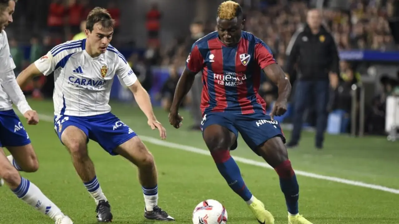Patrick Soko y Francho Serrano durante el &uacute;ltimo derbi aragon&eacute;s / LaLiga