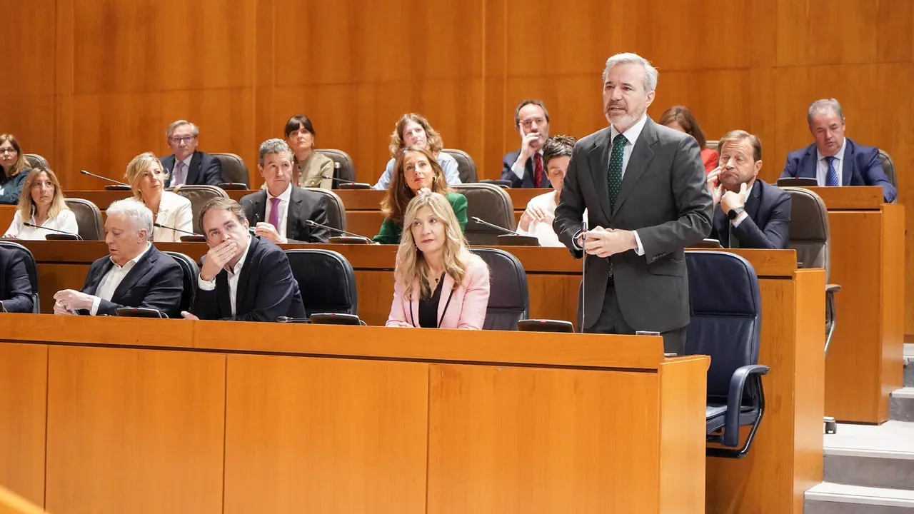 El presidente de Arag&oacute;n, Jorge Azc&oacute;n, en el pleno en las Cortes este viernes