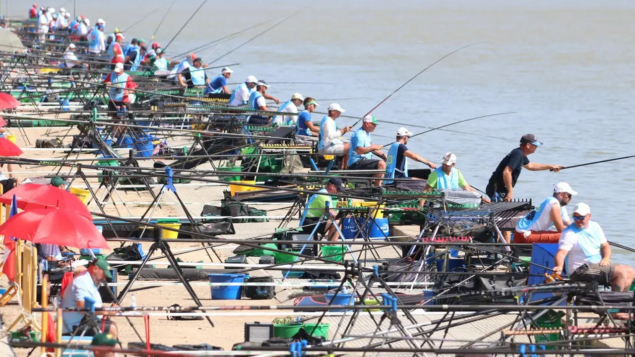 La estancia media de los pescadores en la zona de Mequinenza es de tres d&iacute;as. - AYUNTAMIENTO