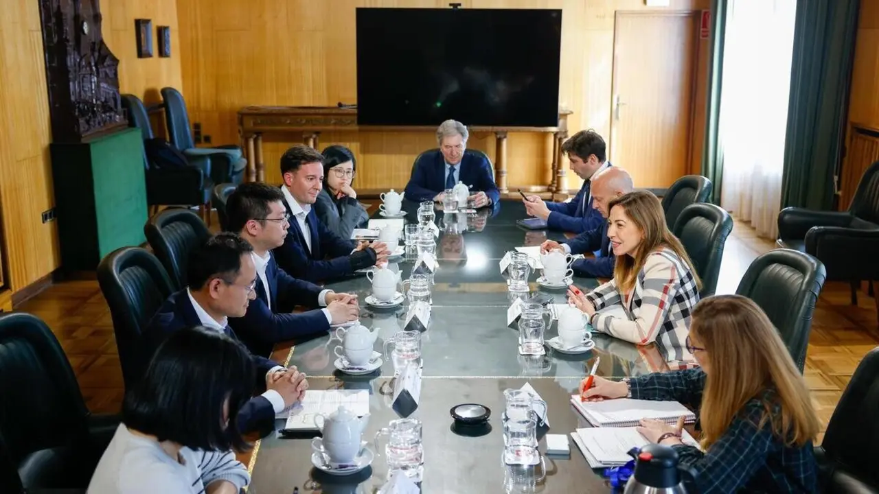 Responsables de la compa&ntilde;&iacute;a china TDG se re&uacute;nen con la alcaldesa de Zaragoza, Natalia Chueca, y su equipo - CHUS MARCHADOR