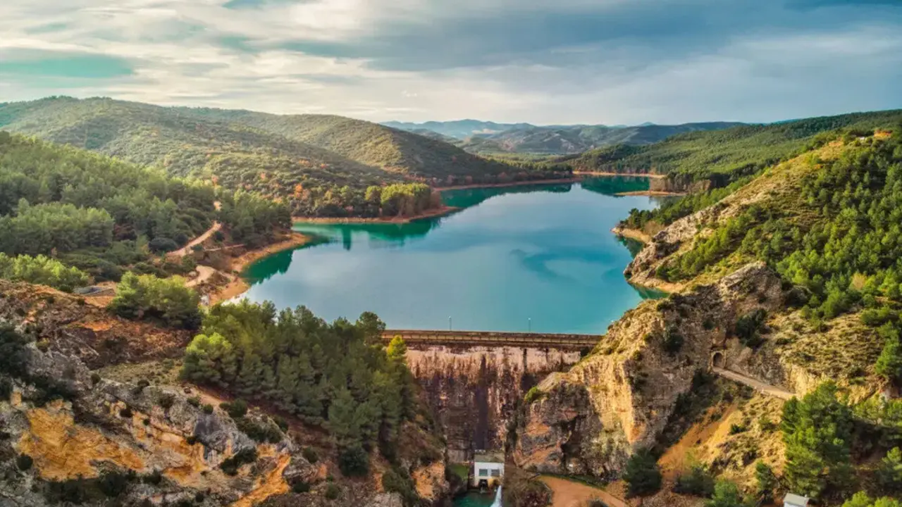 El pueblo de Zaragoza famoso en verano: un embalse perfecto para ba&ntilde;arse y pescar