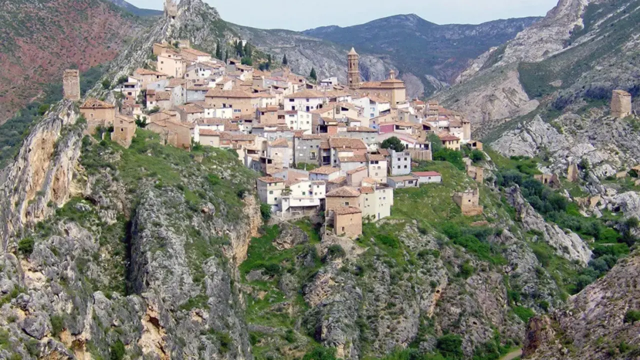 El pueblo de Teruel rodeado por torres defensivas y con 119 figuras de arte rup&eacute;stre