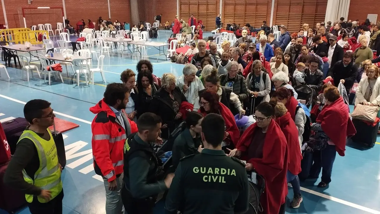 Los pasajeros del AVE detenidos en Zaid&iacute;n han sido alojados en el pabell&oacute;n municipal. - DPH.