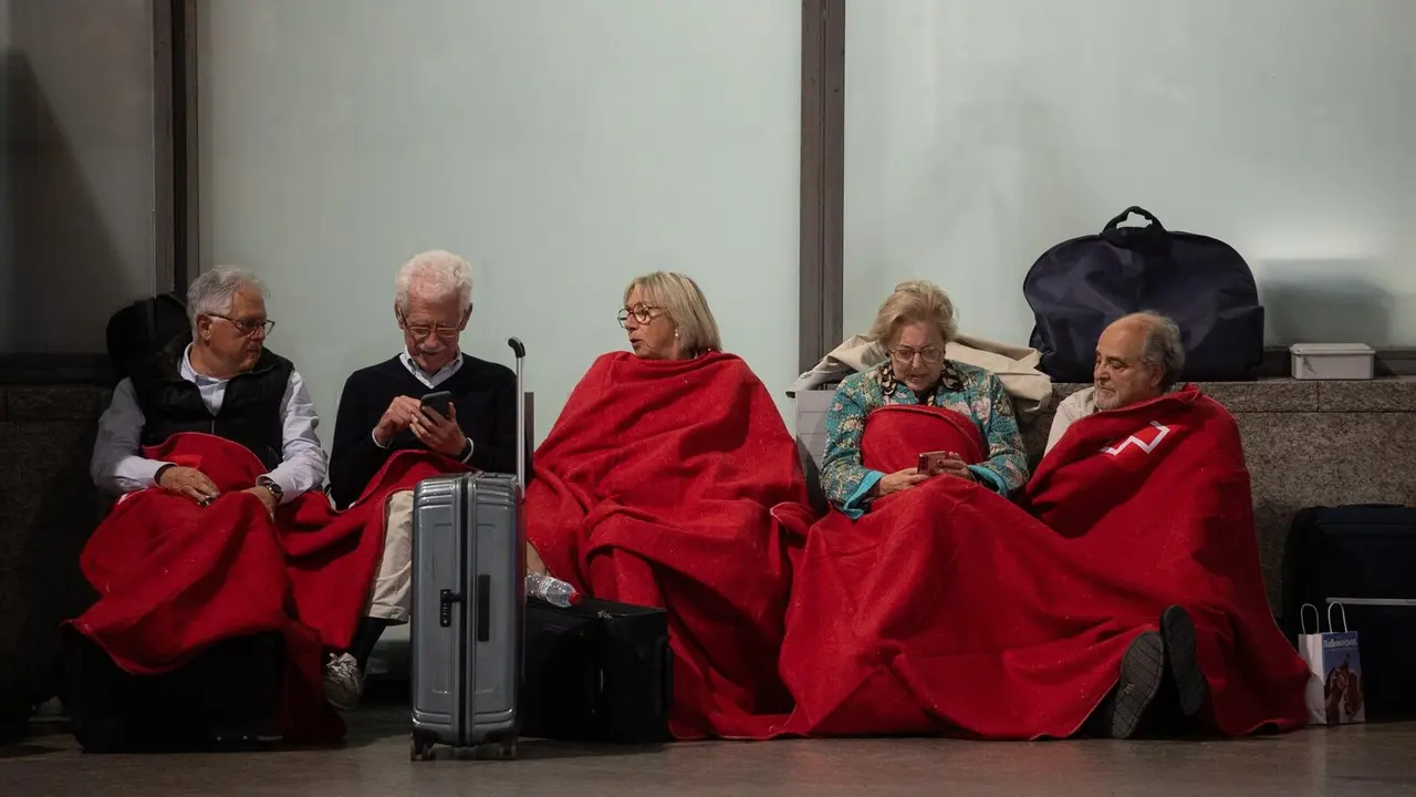 Decenas de personas se refugian en la estaci&oacute;n de tren de Atocha, Madrid, donde pasar&aacute;n la noche tras el apag&oacute;n el&eacute;ctrico en Espa&ntilde;a, el 28 de abril de 2025. - Alejandro Mart&iacute;nez V&eacute;lez/Europ / Europa Press