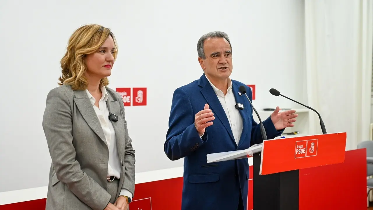 S&aacute;nchez Quero junto con Pilar Alegr&iacute;a en la sede del PSOE