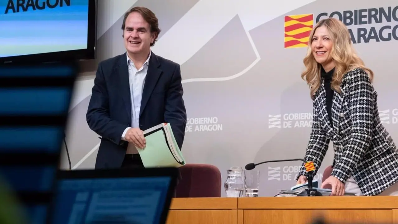 El consejero de Hacienda, Roberto Bermudez de Castro, y la vicepresidenta del Gobierno de Arag&oacute;n, Mar Vaquero, en la sala de prensa del Pignatelli - Fabi&aacute;n Sim&oacute;n