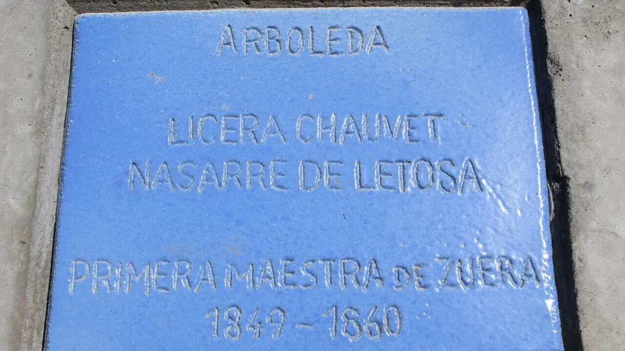Placa con el nombre de Licera Chauvet Nasarre de Letosa en Zuera.