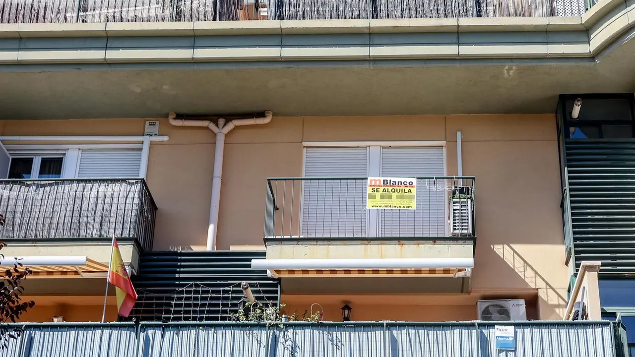 Un balc&oacute;n con un anuncio de alquiler de una vivienda, a 4 de agosto de 2023, en Madrid (Espa&ntilde;a). / EP