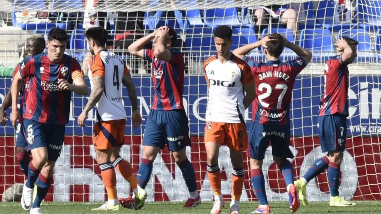 Jugadores de la SD Huesca ante el Oviedo / LaLiga