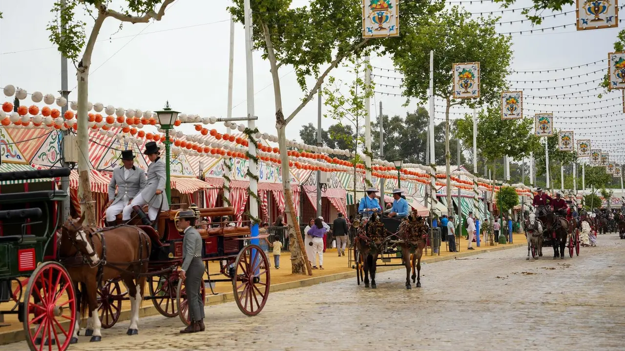 Coche de caballos pasean por la feria. / EP