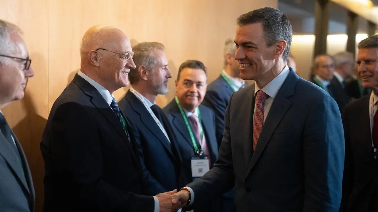 El presidente del Gobierno, Pedro S&aacute;nchez (d), saluda al presidente del Banco Sabadell, Josep Oliu (i). / EP