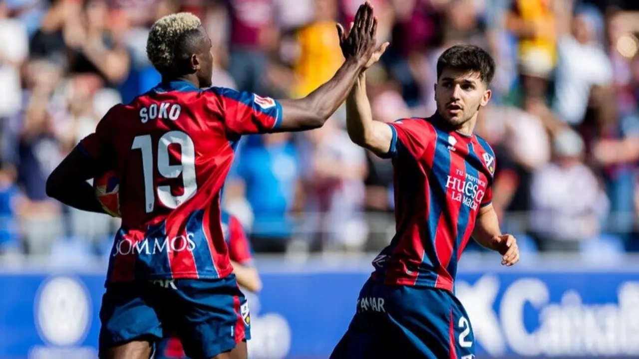 Javi Hern&aacute;ndez junto a Soko ante el Oviedo / SD Huesca