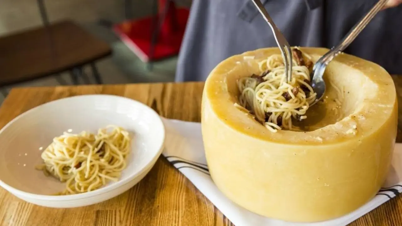 La verdadera pasta carbonara est&aacute; en Zaragoza servida en Grana Padano
