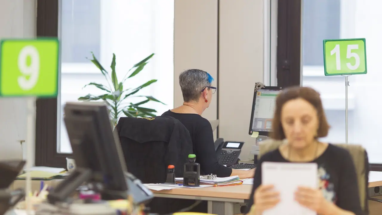 Trabajadoras en una oficina de empleo