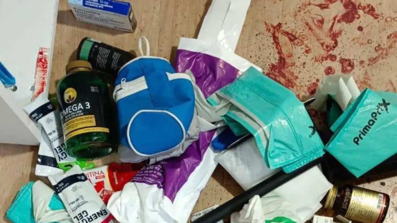 Imagen de c&oacute;mo qued&oacute; la casa, desordenada y con sangre de la v&iacute;ctima por todas partes. / HA