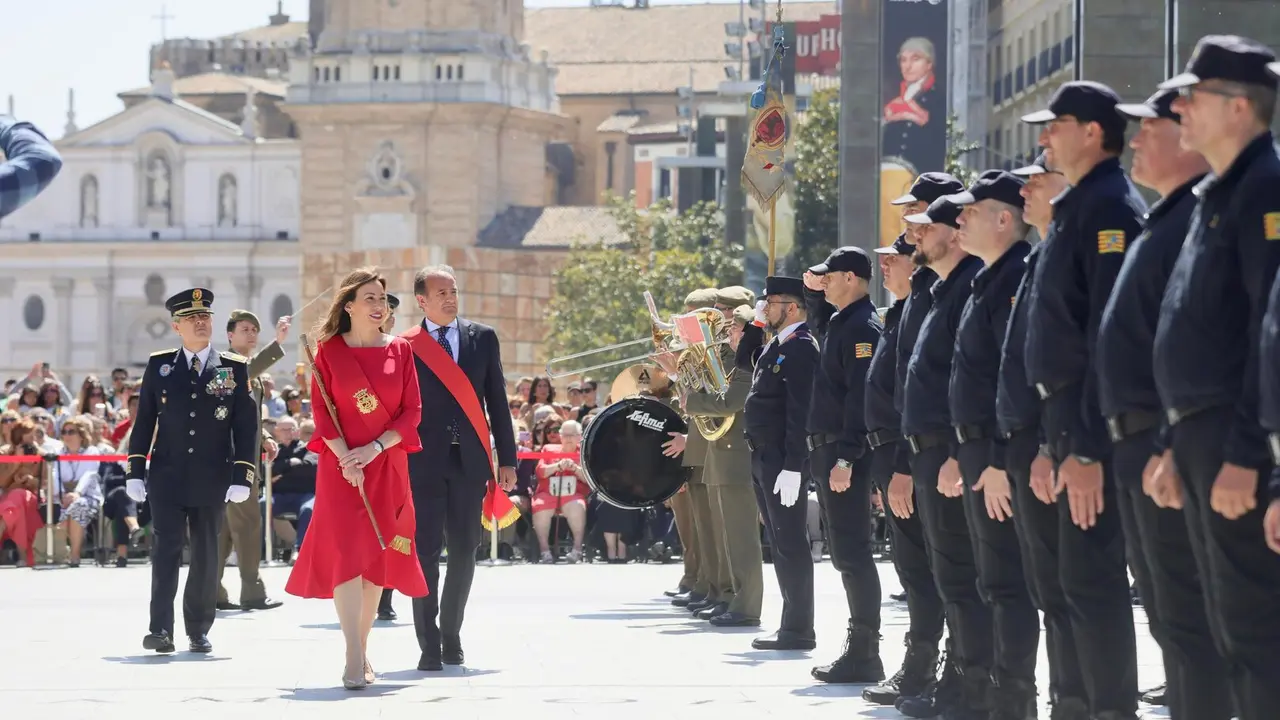 La alcaldesa de Zaragoza, Natalia Chueca, hace entrega de la medalla de oro a la Polic&iacute;a Local de Zaragoza. AZ