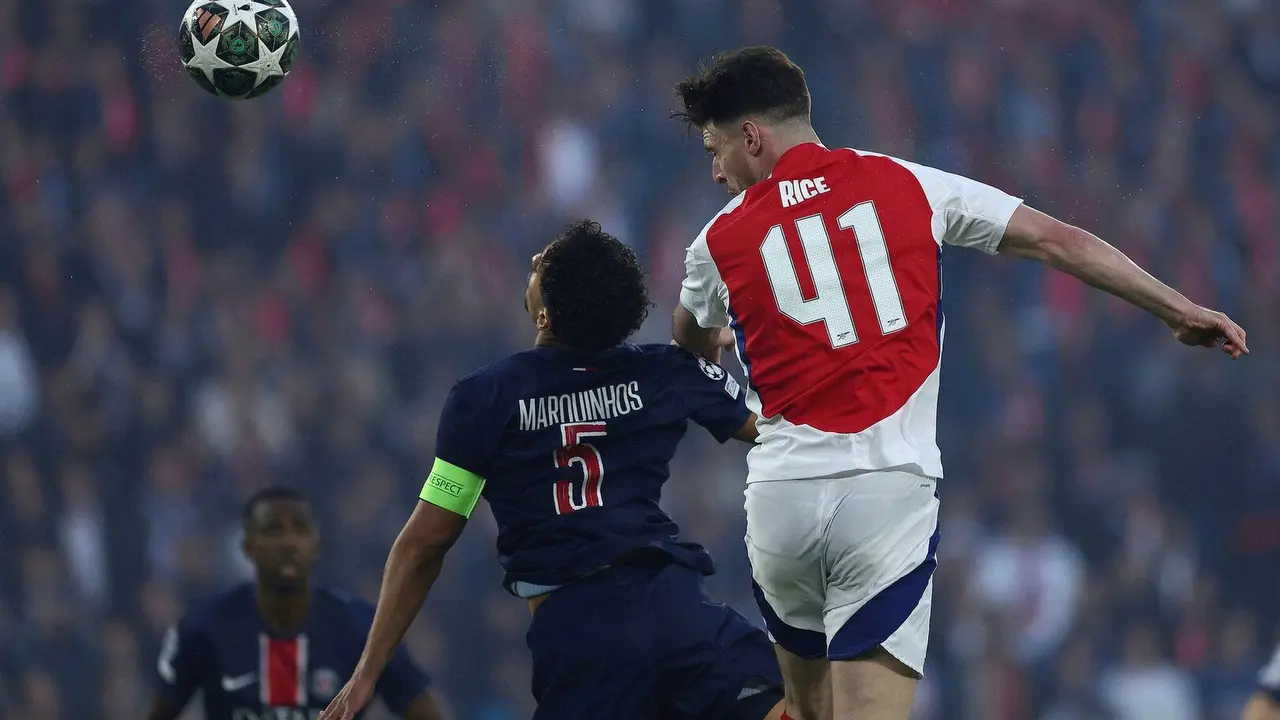 Rice y Marquinhos disputan un bal&oacute;n en el PSG - Arsenal