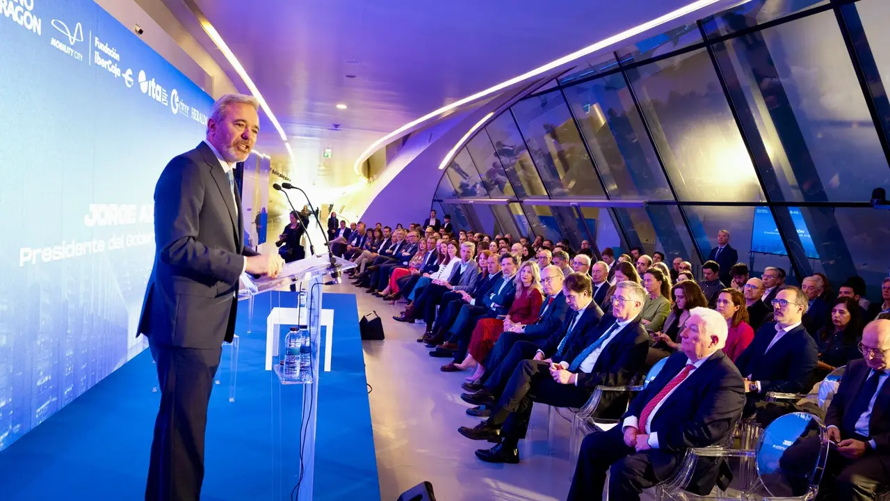 El presidente de Arag&oacute;n, Jorge Azc&oacute;n, en Mobilty Center