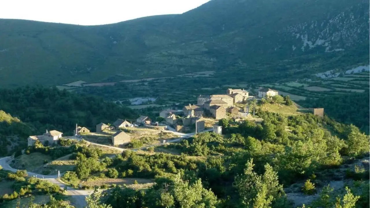 El peculiar pueblo de Huesca con dos barrios unidos por un puente medieval