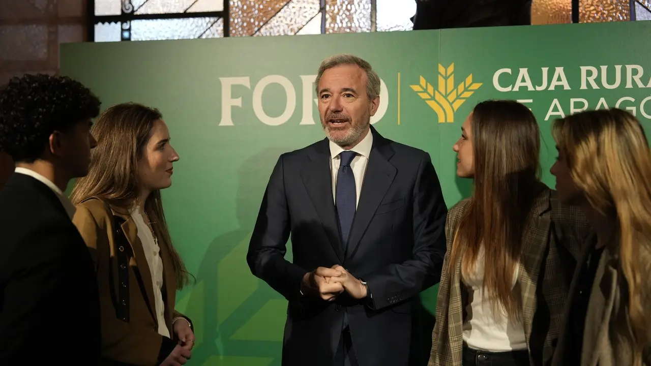 El presidente de Arag&oacute;n, Jorge Azc&oacute;n, en el foro de Caja Rural de Arag&oacute;n / &Aacute;lvaro Calvo