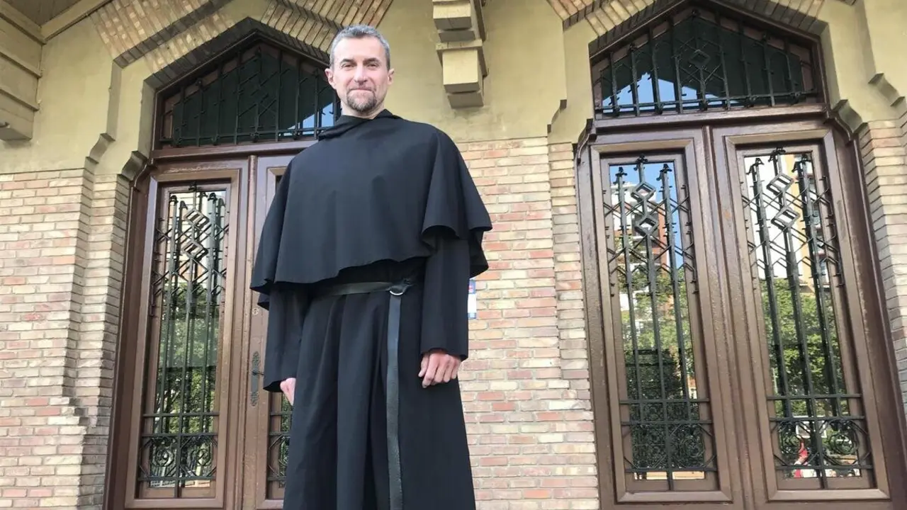 El director del colegio San Agust&iacute;n de Zaragoza, el padre Pablo Tirado, en la entrada del centro educativo - EUROPA PRESS