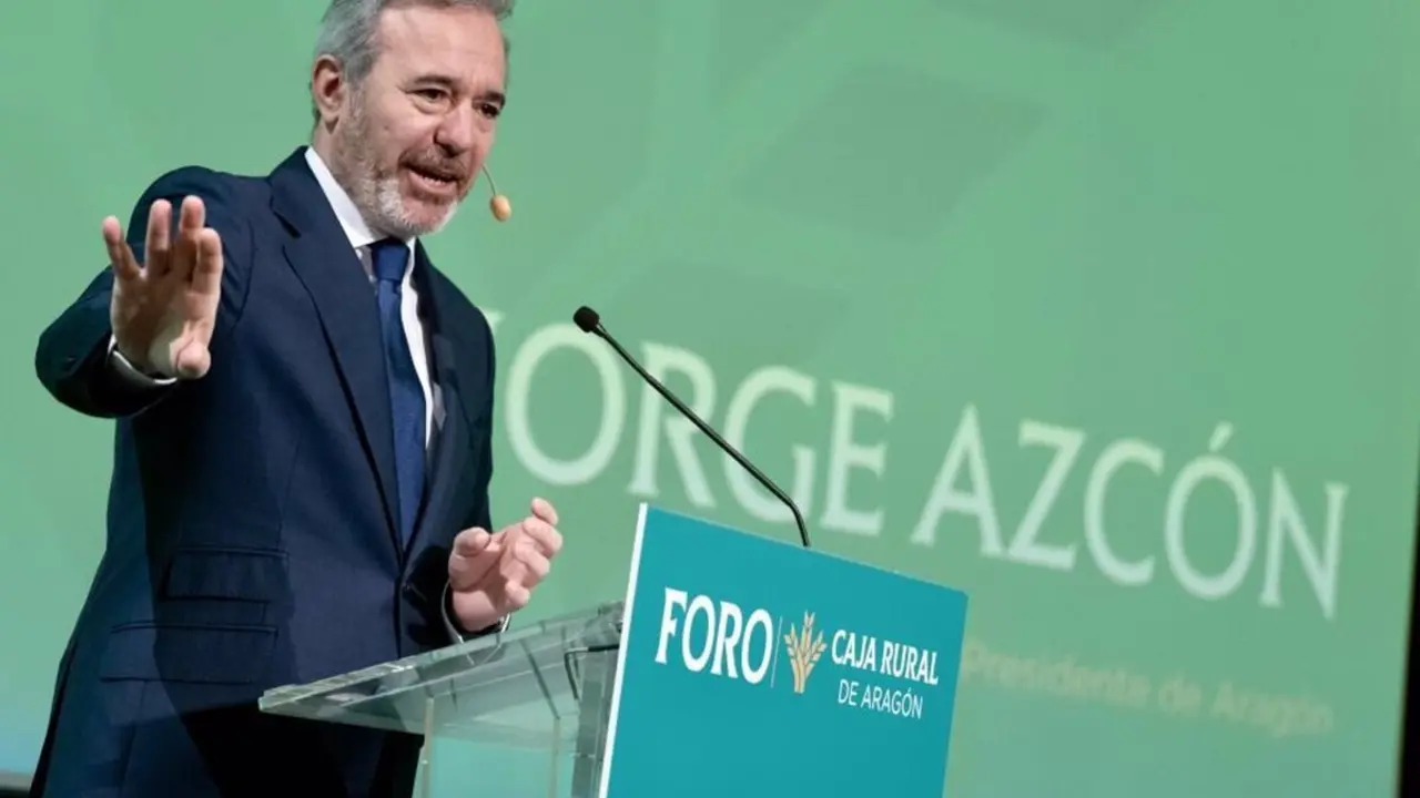 El presidente del Gobierno de Arag&oacute;n, Jorge Azc&oacute;n, durante su intervenci&oacute;n en el primer Foro Caja Rural de Arag&oacute;n. - FABI&Aacute;N SIM&Oacute;N/GOBIERNO DE ARAG&Oacute;N