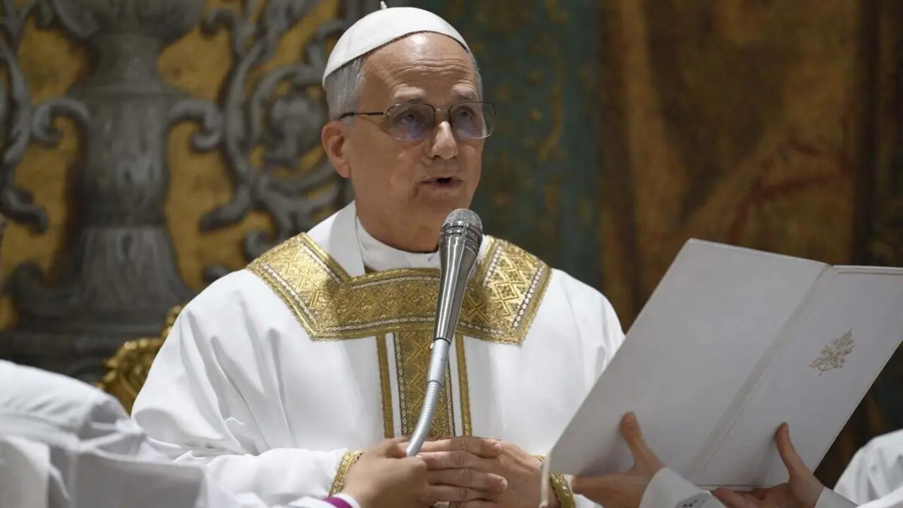 Imagen de archivo del Papa Le&oacute;n XIV durante su primera homil&iacute;a.