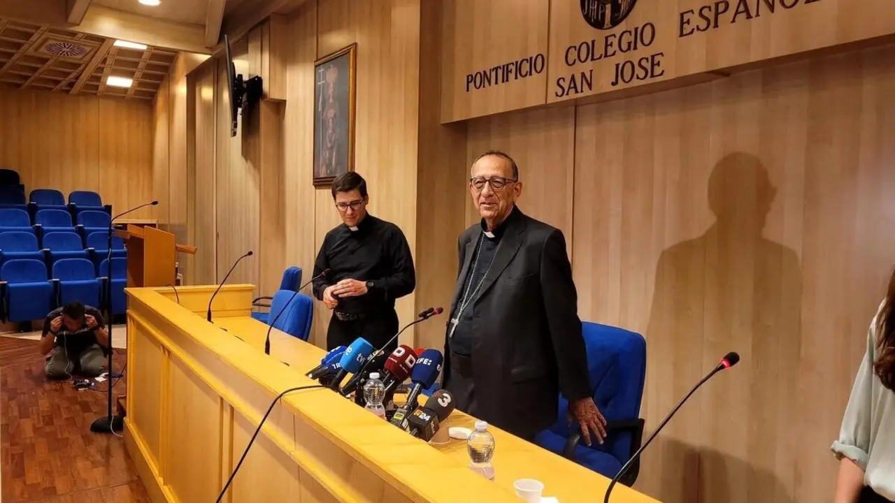 El cardenal Juan Jos&eacute; Omella en una rueda de prensa en Roma, tras la elecci&oacute;n del Papa Le&oacute;n XIV. - EUROPA PRESS